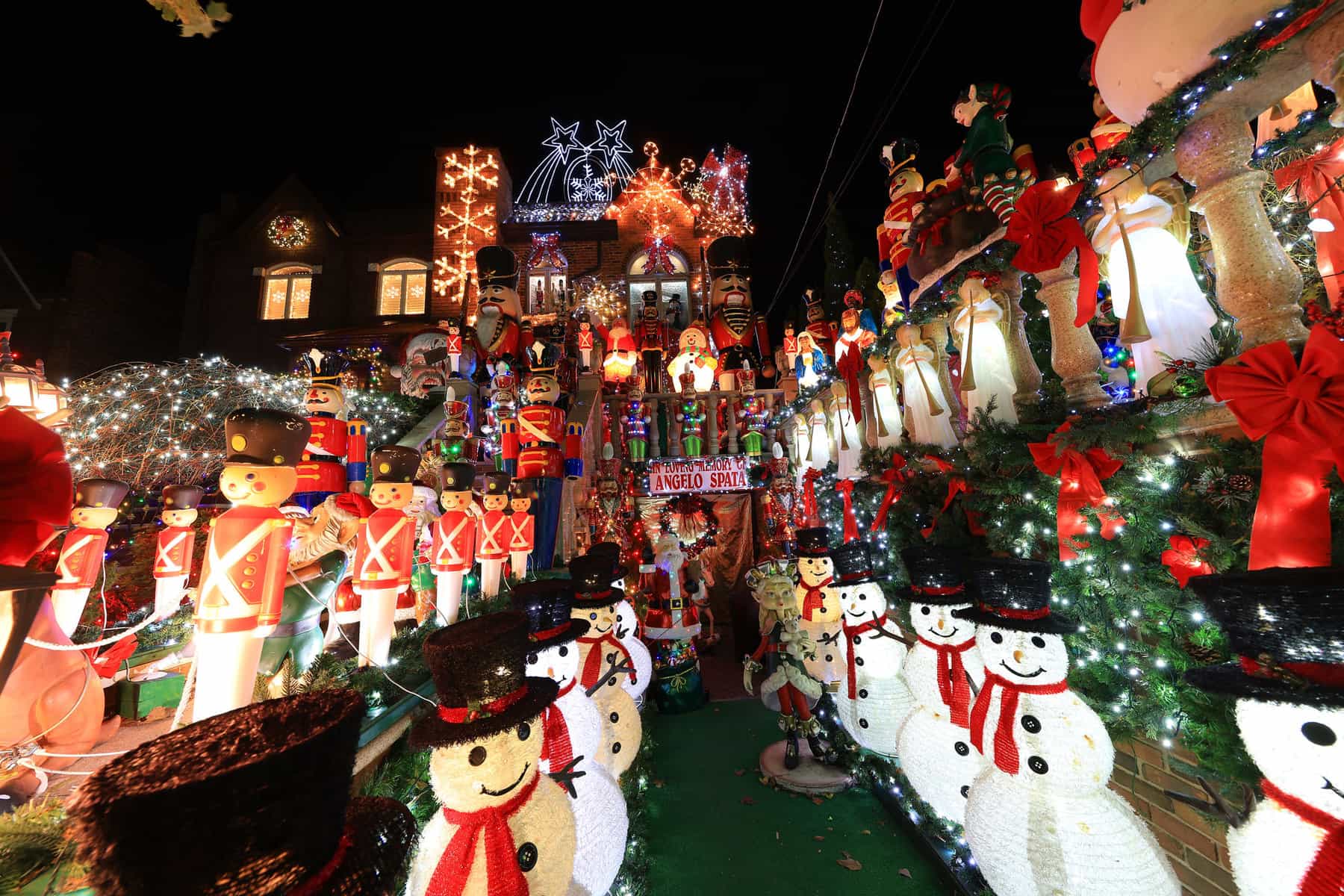 Crazy Christmas Lights of Brooklyn Private Tour - Beyond Times Square